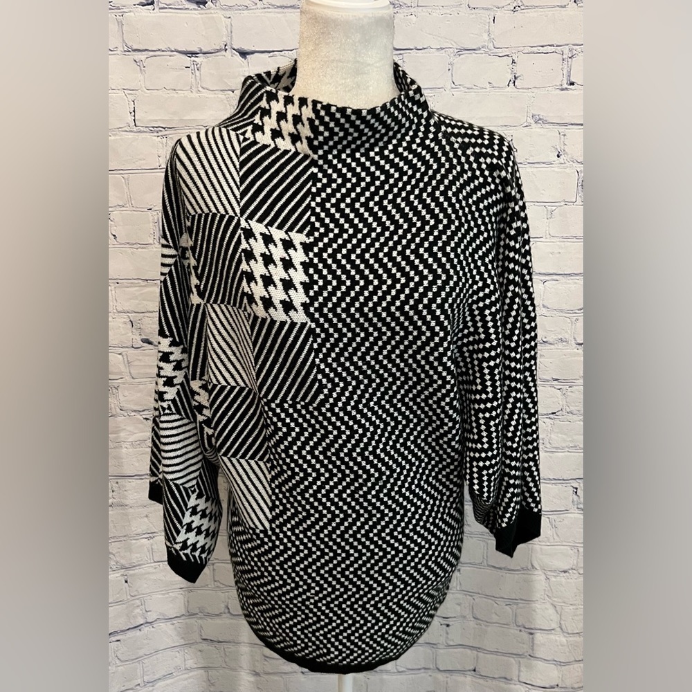 truth + style black-and-white printed sweater S/M